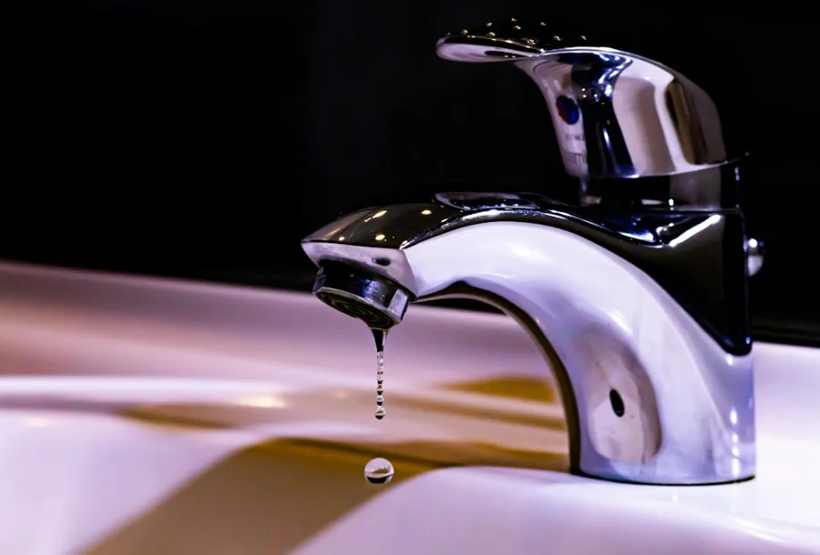Grifería cromada con gotas de agua
